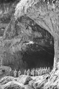 In diesen Höhlen liebsten vor vielen tausend Jahren Menschen, die das erste Getreide der Welt anbauten. Jetzt haben die kurdischen Partisanen hier bombensicheren Schutz gefunden